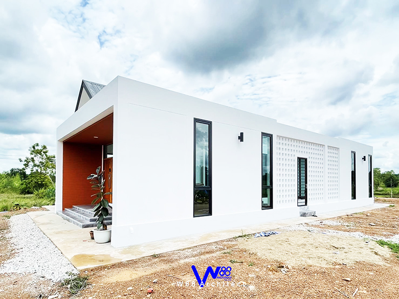 ภายในห้องน้ำนั้นมีการเลือกใช้กระเบื้องที่เป็นโทนสีเทา และมีการจัดวางองค์ประกอบภายในได้อย่างเป็นสัดส่วนทั้งมุมใช้งานแบบเปียก และแบบแห้ง ซึ่งน่าใช้งานมากๆ